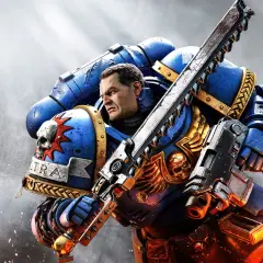 Zacięty wojownik w niebieskiej zbroi, jeden z kosmicznych marines, trzyma piłę łańcuchową i pistolet.
