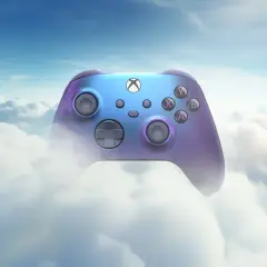 Kontroler Xboxa w tęczowych barwach unosi się wśród puszystych chmur, symbolizując granie w chmurze i nieograniczone możliwości.