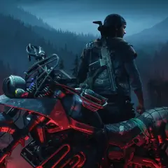 Motocyklista z karabinem na plecach stoi obok swojego motocykla w mrocznym lesie. To scena z gry Days Gone 2.