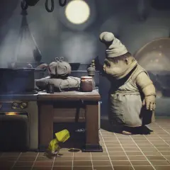 Mały kucharz z Little Nightmares gotuje w kuchni. Pod stołem ukrywa się dziewczynka w żółtym płaszczu.