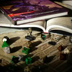 Księga D&D, kostki i figurki na mapie miasta. Przygotowania do epickiej sesji dungeon crawler.