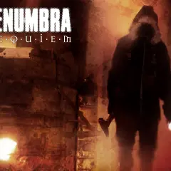 Postać w kapturze z siekierą i latarką, otoczona mrokiem i ogniem. Napis "PENUMBRA REQUIEM" sugeruje mroczną atmosferę.