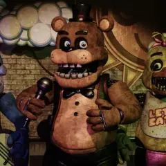 Freddy Fazbear i jego przyjaciele, Bonnie i Chica, występują na scenie.