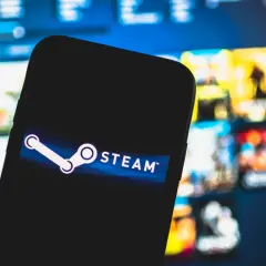 Telefon z logo Steam. Chcesz wiedzieć, jak sprawdzić ile się wydało na Steam? Zobaczysz tu podpowiedź.