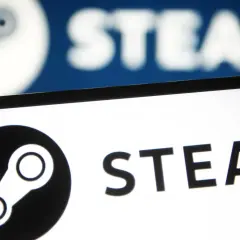 Awaria Steam. Logo platformy Steam na ekranie, w tle rozmyty, niebieski ekran z tym samym logo.