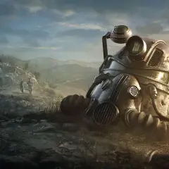 Zbroja z Fallout 76 leży na ziemi, dwójka graczy idzie w oddali. Sprawdź fallout 76 wymagania!