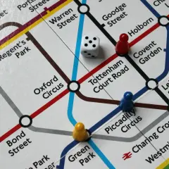 Gra pociągi na mapie metra. Pionki i kostka czekają na ruch.