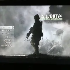 Menu gry Call of Duty 4: Modern Warfare. W tle żołnierze i helikopter.