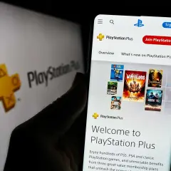 Gry co miesiąc PS Plus na ekranie telefonu, obok logo PlayStation Plus.