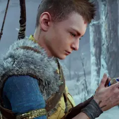 Atreus zamyślony, trzyma w dłoni amulet. W tle zimowy las.