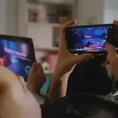 Dzieci grają w wyścigi samochodowe na telefonie i tablecie. To jedne z najlepszych gier na telefon, które zapewniają świetną rozrywkę.