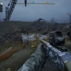 Gracz w świecie stalker anomaly, celuje z broni w zrujnowanym otoczeniu. Misja "The Price Goes Up" aktywna.
