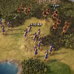 Starożytni wojownicy w strategicznej grze turowej walczą w lesie. Jednostki zdobywają doświadczenie (+10 XP) i tracą punkty życia (-3 HP).
