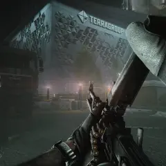 Gracz z karabinem w ręku, gotowy do akcji w mieście. Zastanawiasz się nad escape from tarkov cena?
