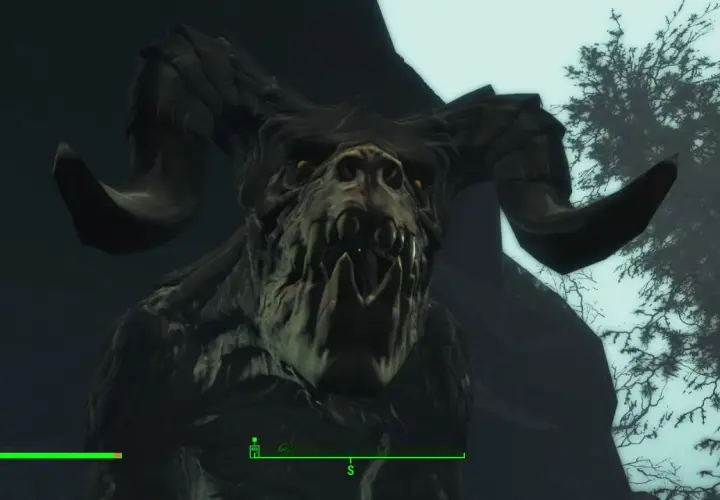 Groźny deathclaw z rogami i ostrymi zębami, czający się w mrocznym lesie.