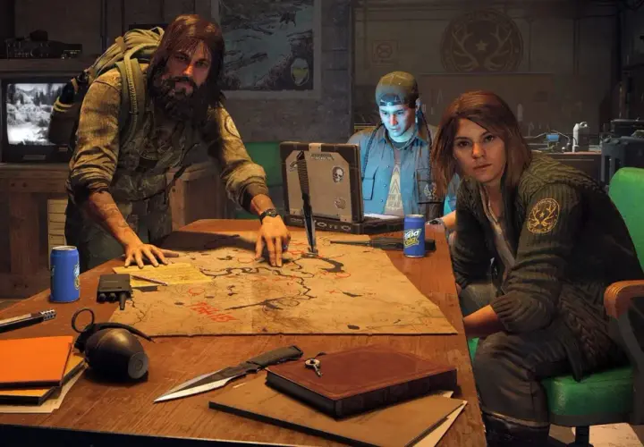 Trzy osoby planują misję na mapie, obok leży pistolet i granat. Sprawdzają, czy ich sprzęt spełnia far cry 5 wymagania.