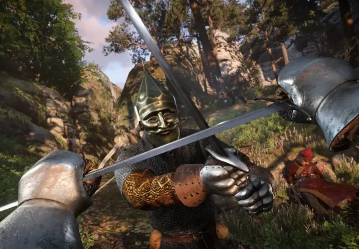Starcia w lesie, jak w grach od Warhorse Studios. Dwóch rycerzy w zbrojach walczy mieczami, jeden w złotej masce.