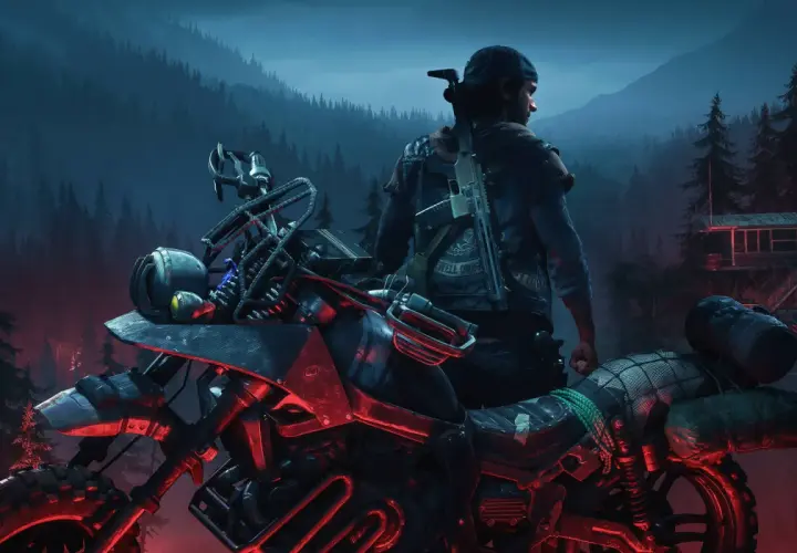 Motocyklista z karabinem na plecach stoi obok swojego motocykla w mrocznym lesie. To scena z gry Days Gone 2.