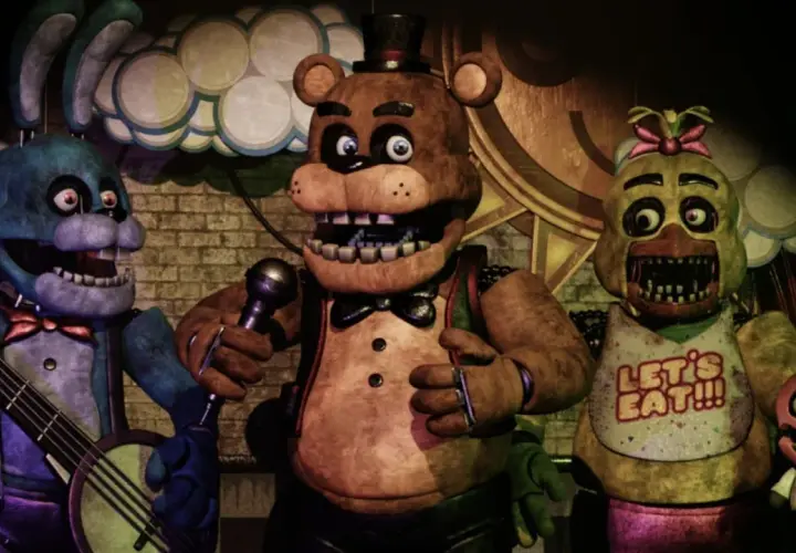 Freddy Fazbear i jego przyjaciele, Bonnie i Chica, występują na scenie.