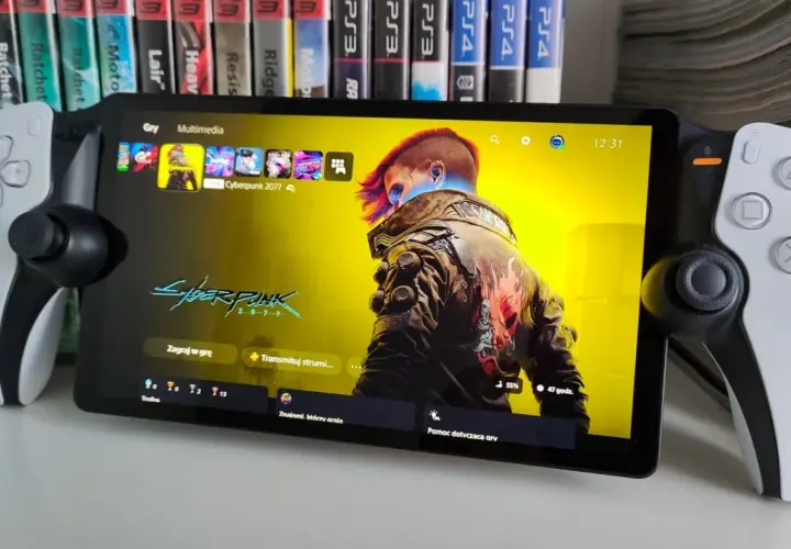 Ps5 Portal z grą Cyberpunk 2077, obok kontroler DualSense. W tle gry na PS4 i PS3.