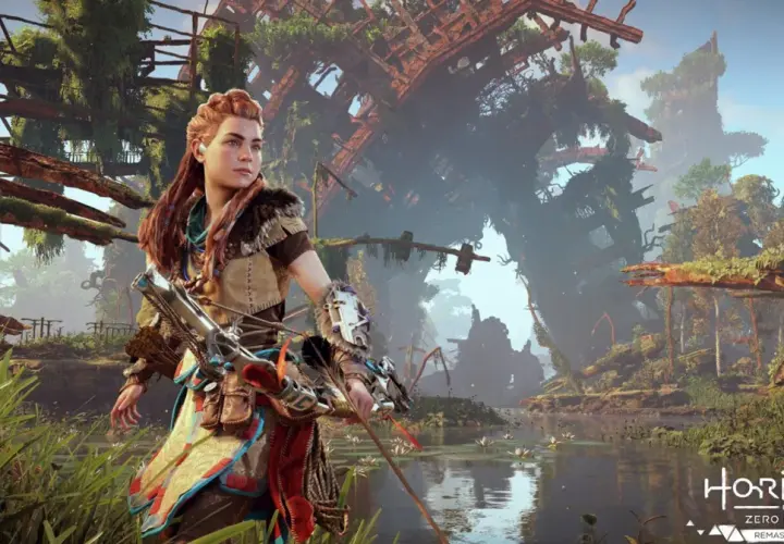 Aloy w Horizon Zero Dawn Remastered, z łukiem w ręku, stoi nad wodą wśród bujnej roślinności i zrujnowanych budowli.