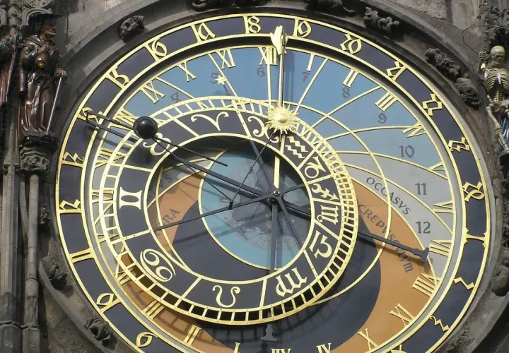 Zegar astronomiczny z figurami, w tym szkieletem, pokazuje czas. To jak podróż w czasie, która zatrzymała się na chwilę.