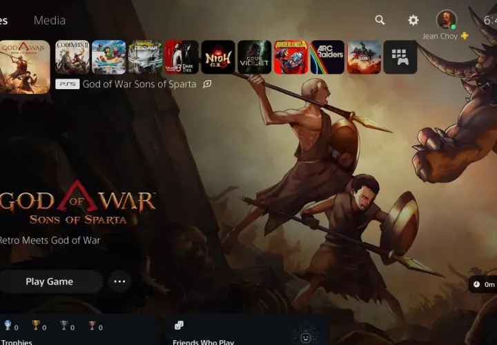 Nowy God of War: Sons of Sparta na ekranie PS5. Dwóch wojowników walczy z potworem.