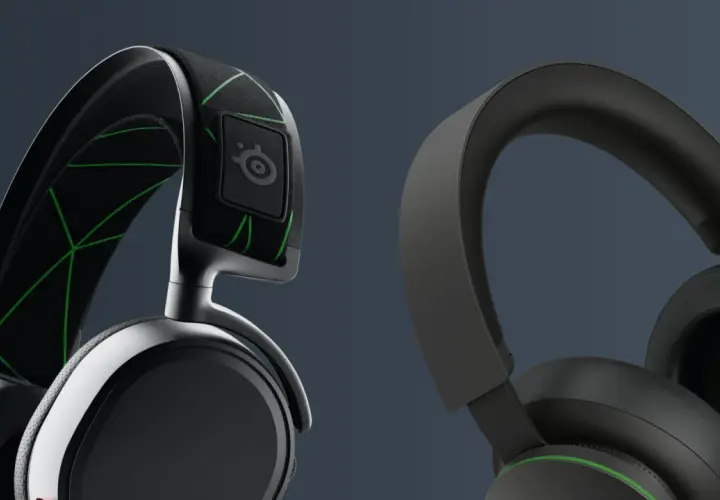 Dwie pary słuchawek, jedna z zielonymi akcentami, druga czarna. Idealne, by wybrać jakie słuchawki do Xbox Series X.