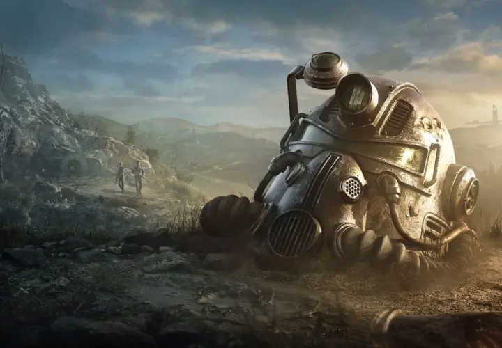 Zbroja z Fallout 76 leży na ziemi, dwójka graczy idzie w oddali. Sprawdź fallout 76 wymagania!