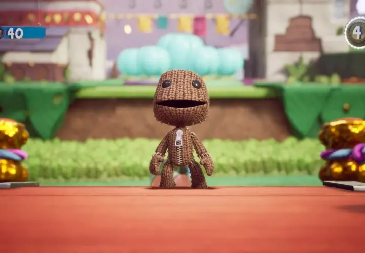 Sackboy wyrusza na wielką przygodę, zbierając kuleczki i pokonując przeszkody w kolorowym świecie gry.