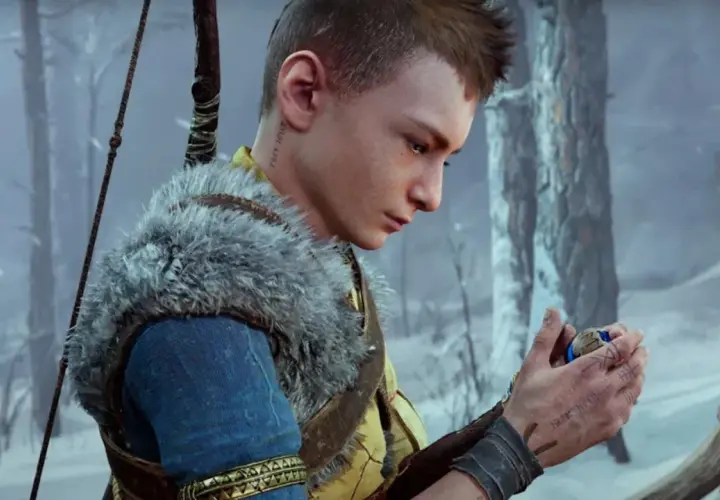 Atreus zamyślony, trzyma w dłoni amulet. W tle zimowy las.