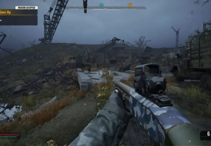 Gracz w świecie stalker anomaly, celuje z broni w zrujnowanym otoczeniu. Misja "The Price Goes Up" aktywna.