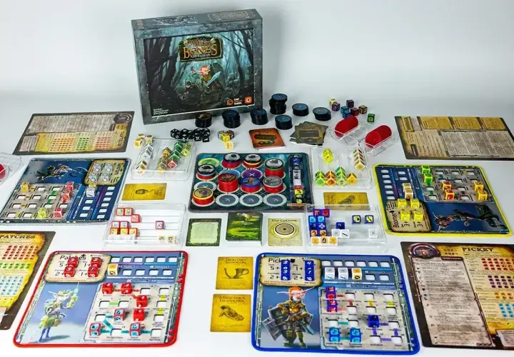 Plansza gry "Bones" z dodatkami, kostkami i żetonami. Wiele elementów do gry strategicznej, idealne dlc.