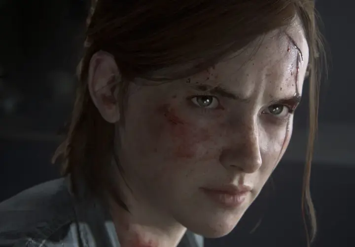 Twarz Ellie, naznaczonej bliznami i zadrapaniami, z determinacją w zielonych oczach.