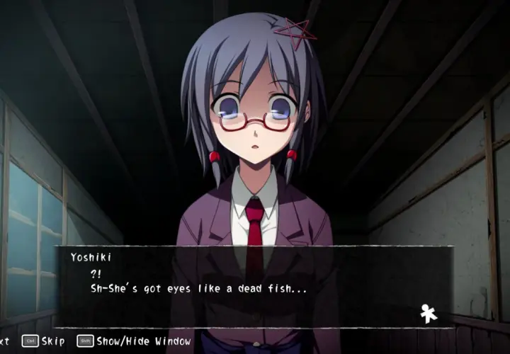 Dziewczyna z okularami i gwiazdką we włosach, w mrocznym pokoju. W tle tekst: "Sh-She's got eyes like a dead fish...", sugerujący klimat corpse party.