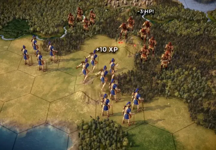 Starożytni wojownicy w strategicznej grze turowej walczą w lesie. Jednostki zdobywają doświadczenie (+10 XP) i tracą punkty życia (-3 HP).