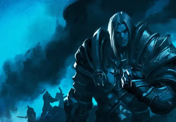 Mroczny Lich King w zbroi, z groźną miną, patrzy na sylwetki walczących w oddali.