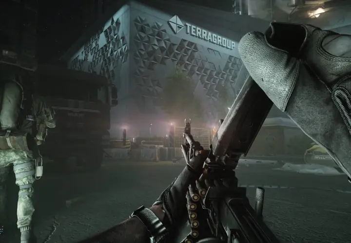 Gracz z karabinem w ręku, gotowy do akcji w mieście. Zastanawiasz się nad escape from tarkov cena?