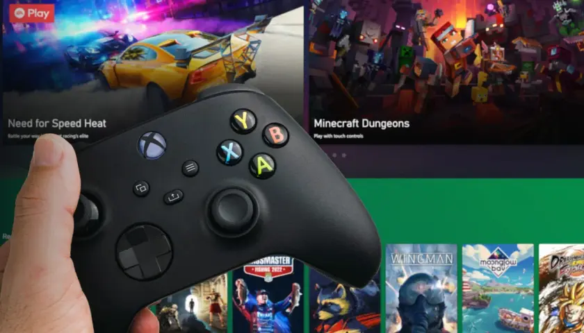 Dłoń trzyma kontroler Xbox, gotowa do gry. Na ekranie widać gry: Need for Speed Heat i Minecraft Dungeons. Kiedy nowy Xbox, to czas na nowe przygody!