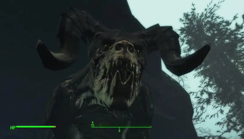 Groźny deathclaw z rogami i ostrymi zębami, czający się w mrocznym lesie.