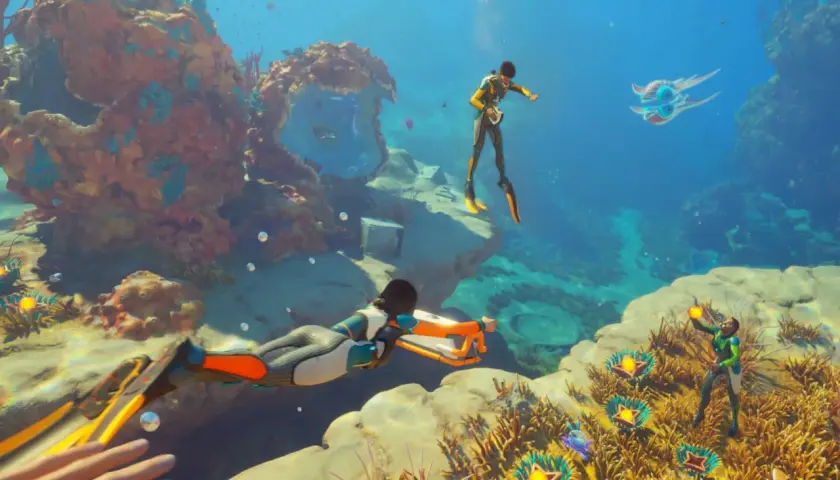 Podwodna eksploracja w stylu Subnautica 3. Nurkowie badają koralowce i napotykają dziwne stworzenia.