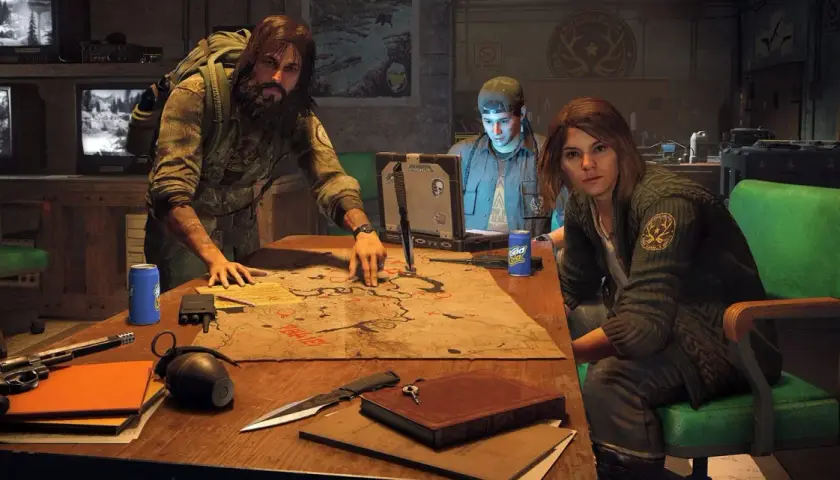 Trzy osoby planują misję na mapie, obok leży pistolet i granat. Sprawdzają, czy ich sprzęt spełnia far cry 5 wymagania.