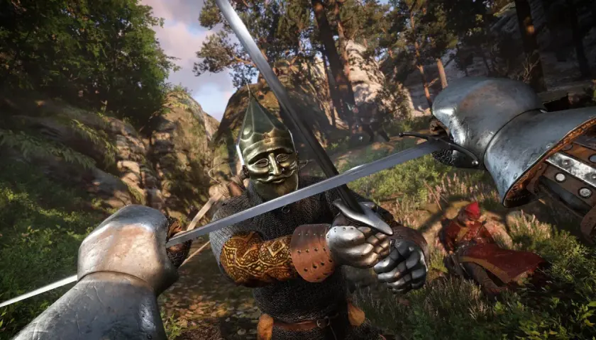Starcia w lesie, jak w grach od Warhorse Studios. Dwóch rycerzy w zbrojach walczy mieczami, jeden w złotej masce.
