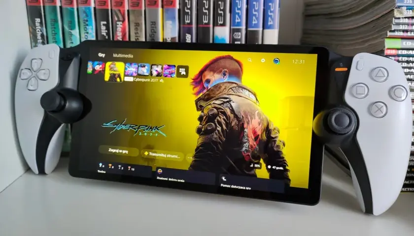 Ps5 Portal z grą Cyberpunk 2077, obok kontroler DualSense. W tle gry na PS4 i PS3.