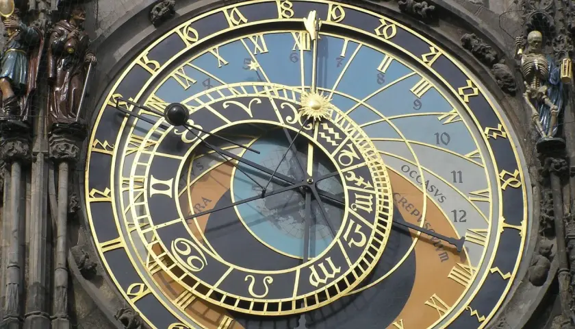 Zegar astronomiczny z figurami, w tym szkieletem, pokazuje czas. To jak podróż w czasie, która zatrzymała się na chwilę.