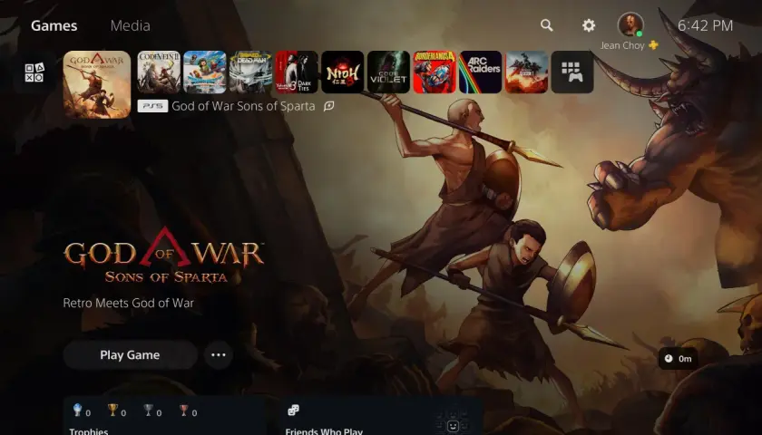 Nowy God of War: Sons of Sparta na ekranie PS5. Dwóch wojowników walczy z potworem.