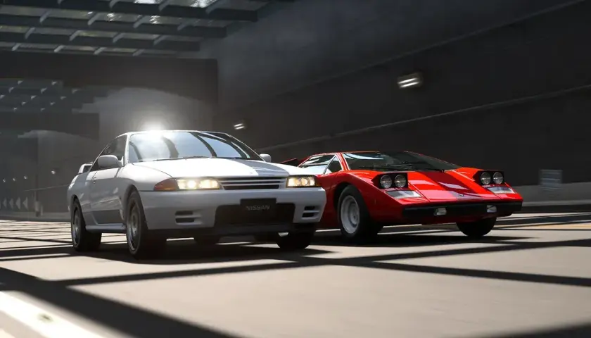 Biały Nissan i czerwony Lamborghini ścigają się w Gran Turismo 8.