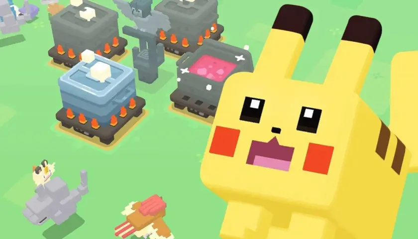Pikachu i inne Pokemony w grze bez internetu. W tle widać budynki i kociołki.