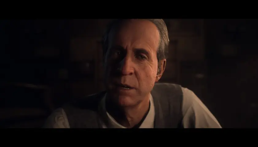 Starszy mężczyzna z siwiejącymi włosami i zmarszczkami na twarzy, w kamizelce i koszuli. Wygląda na zaniepokojonego. Scena z Until Dawn remake.