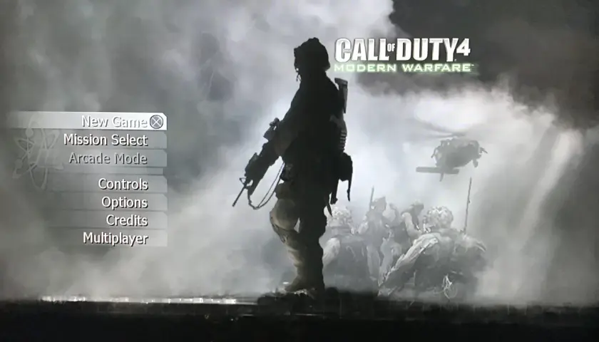 Menu gry Call of Duty 4: Modern Warfare. W tle żołnierze i helikopter.